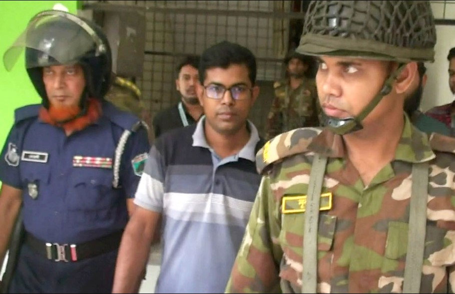 নাটোরে কলেজছাত্রীকে কুপ্রস্তাব দেওয়ার অভিযোগে শিক্ষক আটক