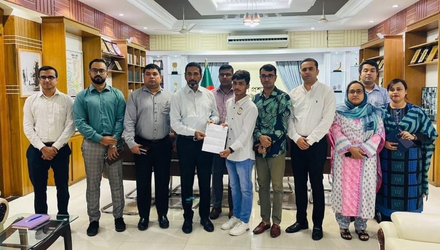কোটা আন্দোলনে শহীদ ইশমামের ভাইকে চাকরি দিলেন চট্টগ্রাম ডিসি