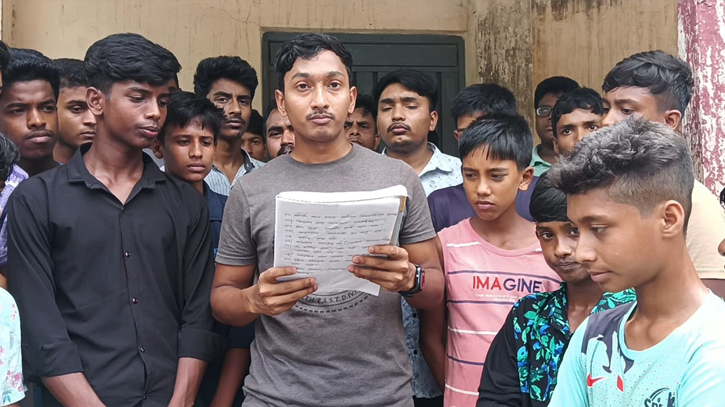The students made various complaints against the headmaster, including financial irregularities, arbitrariness, recruitment business