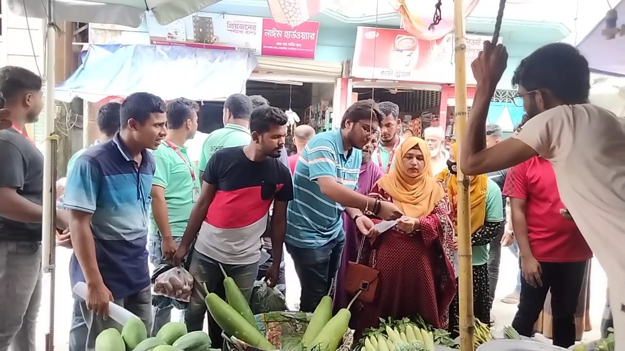 মাদারীপুরে শিক্ষার্থী ও ভোক্তা অধিকারের বাজার মনিটরিং অভিযান, জরিমানা