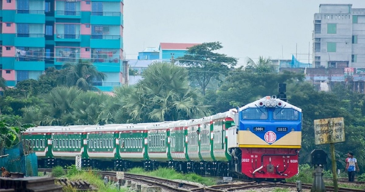 রাতেই চট্টগ্রাম টু ঢাকা ট্রেন চলাচল চালু করছেন রেল কর্তৃপক্ষ
