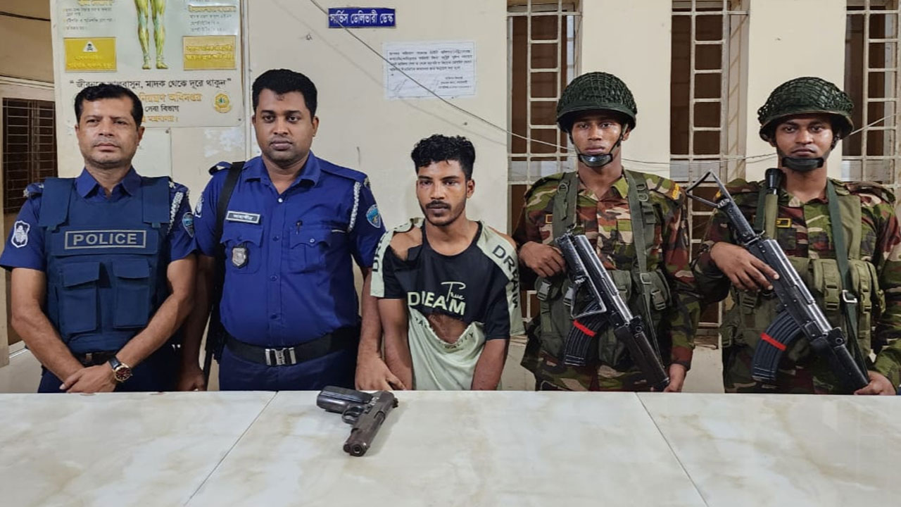 নোয়াখালীতে লুট হওয়া আগ্নেয়াস্ত্রসহ যুবক গ্রেপ্তার
