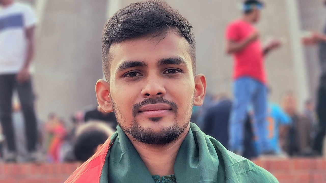বন্যার্তদের জন্য প্রথম মাসের বেতন উৎসর্গ করলেন ক্রীড়া উপদেষ্টা