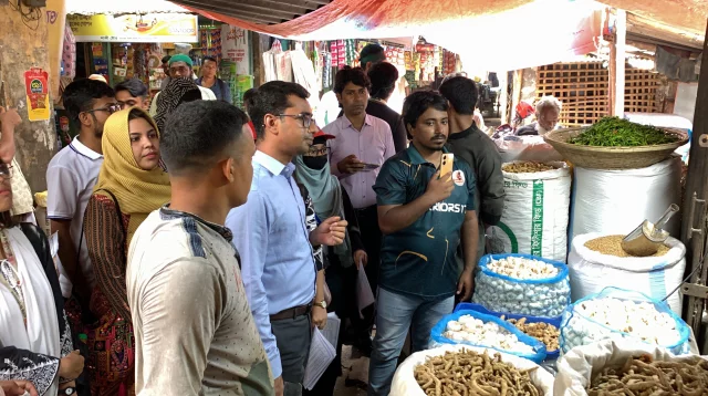 শরীয়তপুরে ভোক্তা অধিকার-শিক্ষার্থীদের সমন্বয়ে বাজার মনিটরিং