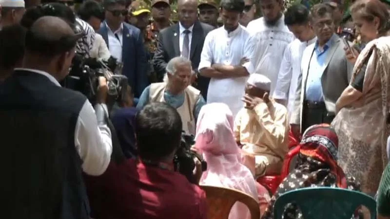 ড. ইউনূসের সামনে কাঁদলেন আবু সাঈদের মা-বাবা