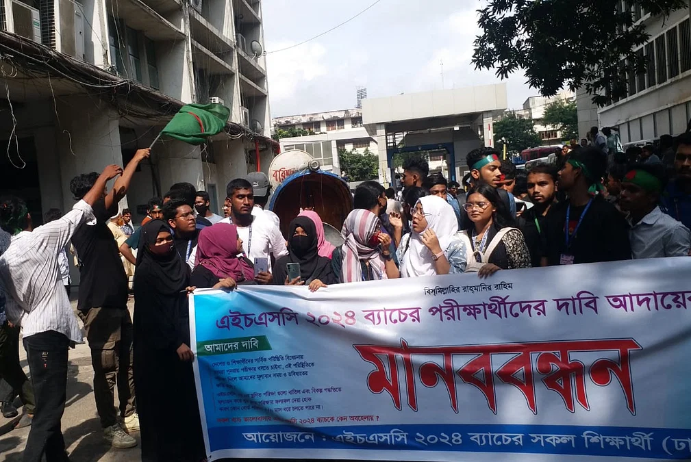 সচিবালয়ে ঢুকে এইচএসসি পরীক্ষার্থীদের বিক্ষোভ, স্থগিত পরীক্ষা না দেওয়ার দাবি