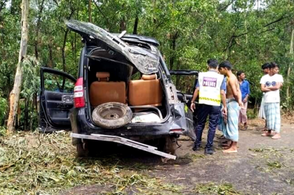 নিয়ন্ত্রণ হারিয়ে গাছের সঙ্গে মাইক্রোবাসের ধাক্কা, নিহত ৩