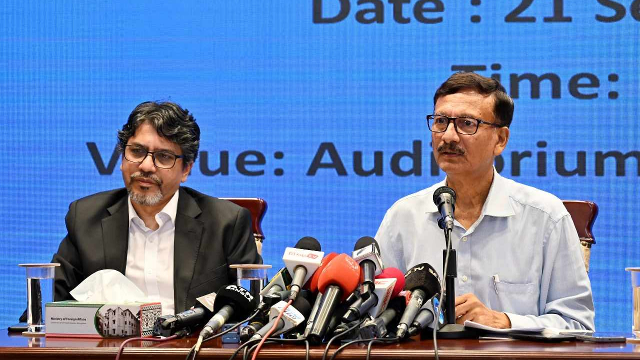 ৫৭ জন সফর সঙ্গি নিয়ে নিউইয়র্ক যাচ্ছেন ড. ইউনূস
