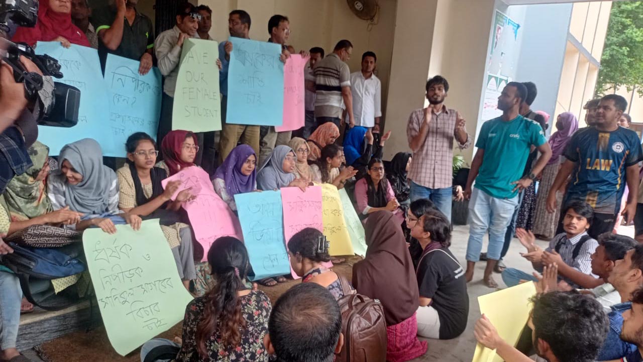 ৬ ঘণ্টার মধ্যে সিন্ডিকেট ভেঙে দেওয়ার আল্টিমেটাম দিল রাবির আইন বিভাগ