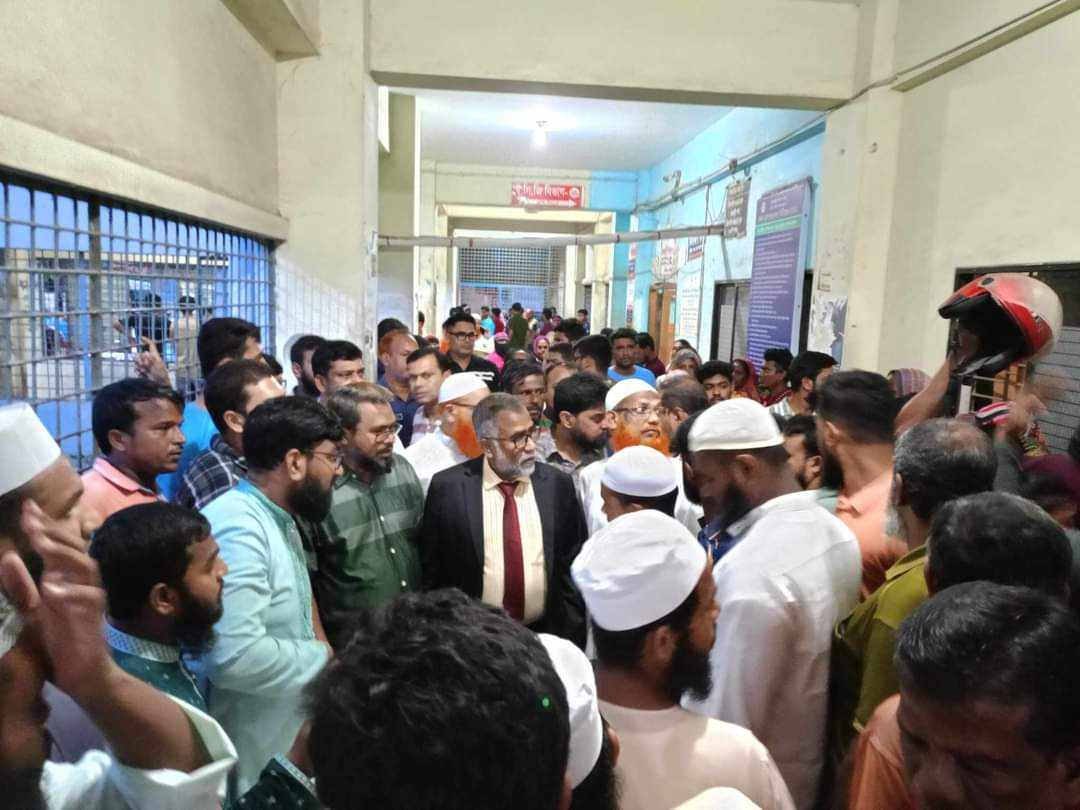 দুর্ঘটনায় মৃত শিক্ষার্থীকে দেখতে হাসপাতালে ইবি উপাচার্য