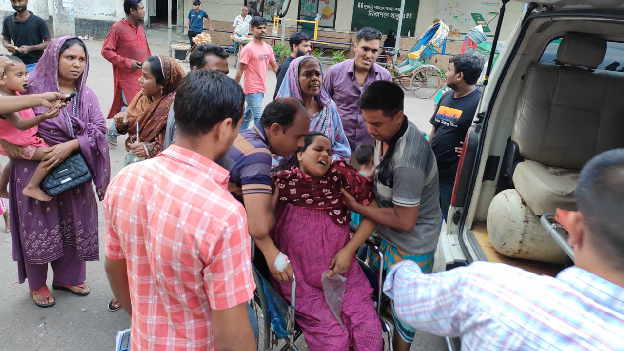 দীর্ঘ অপেক্ষা করেও মিলছে না চিকিৎসা, ফিরে যাচ্ছেন রোগীরা