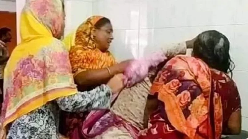 ‘মুরুব্বি মুরুব্বি উঁহু’ বলায় কিশোরীর গায়ে গরম পানি নিক্ষেপ, অভিযুক্ত নারী গ্রেপ্তার