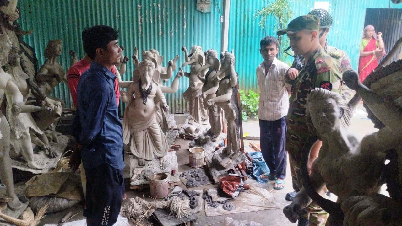 কুড়িগ্রামে সেনাবাহিনীর পুজামন্ডপ পরিদর্শন