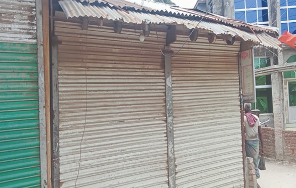 অবশেষে ভারতগামী যাত্রীদের সাথে প্রতারনার অভিযোগে অবৈধ দোকানে তালা