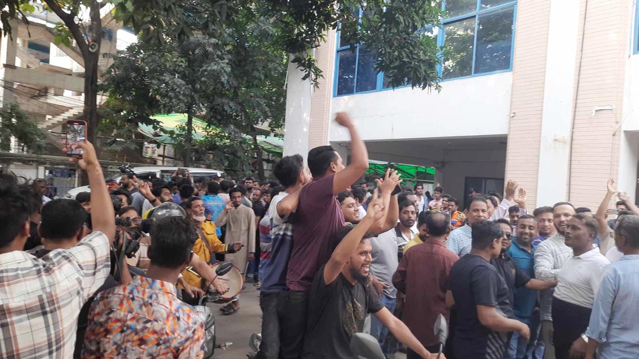 Supporters are gathering at Bauffe Bhavan chanting slogans