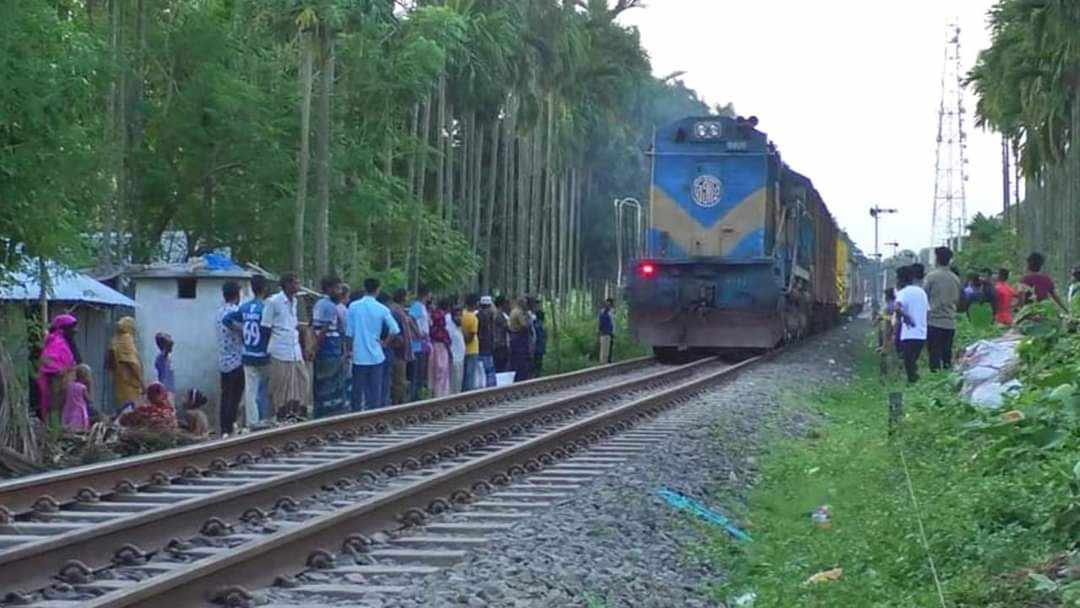 A young man died after falling from a moving train in Ishwardi
