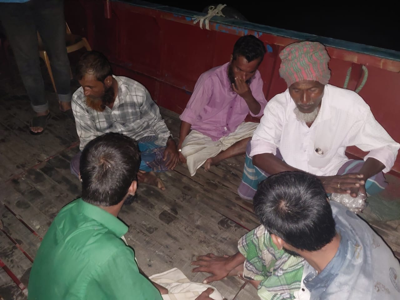 Raid on Padma in Shivchar, 20 thousand meters net seized, 5 arrested