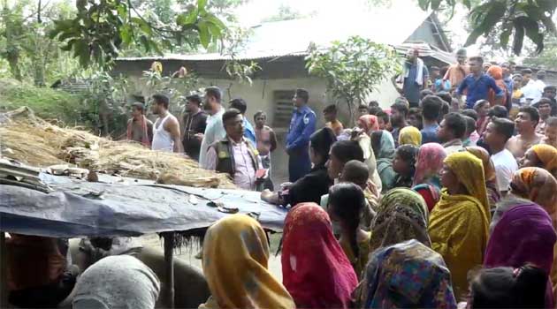নওগাঁয় প্রকাশ্যে ১জনকে ধারালো অস্ত্র দিয়ে কুপিয়ে হত্যা