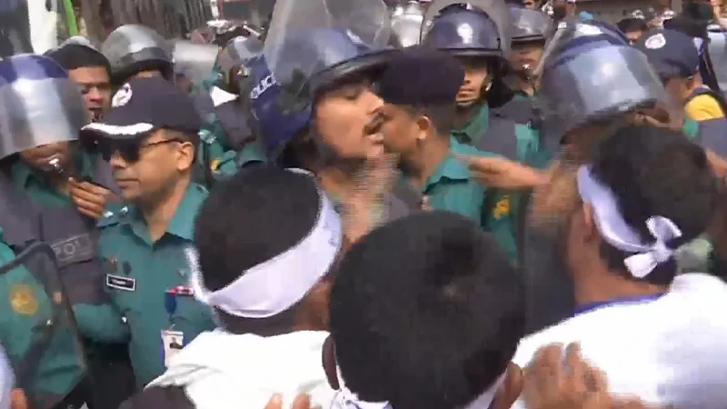 কারওয়ান বাজারে আন্দোলনকারীদের সঙ্গে পুলিশের হাতাহাতি!