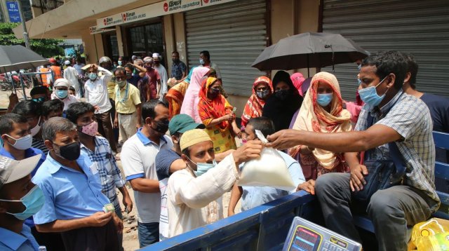 টিসিবি’র লাইনে চাকরিজীবীরাও: রমজানে সস্তায় পণ্য নিতে সাধারণ মানুষের ভিড়!