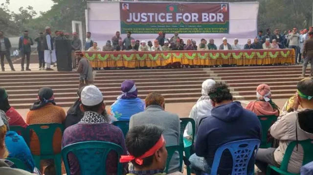 ছয় দাবি নিয়ে শহীদ মিনারে বিডিআর সদস্যদের অবস্থান কর্মসূচি  !