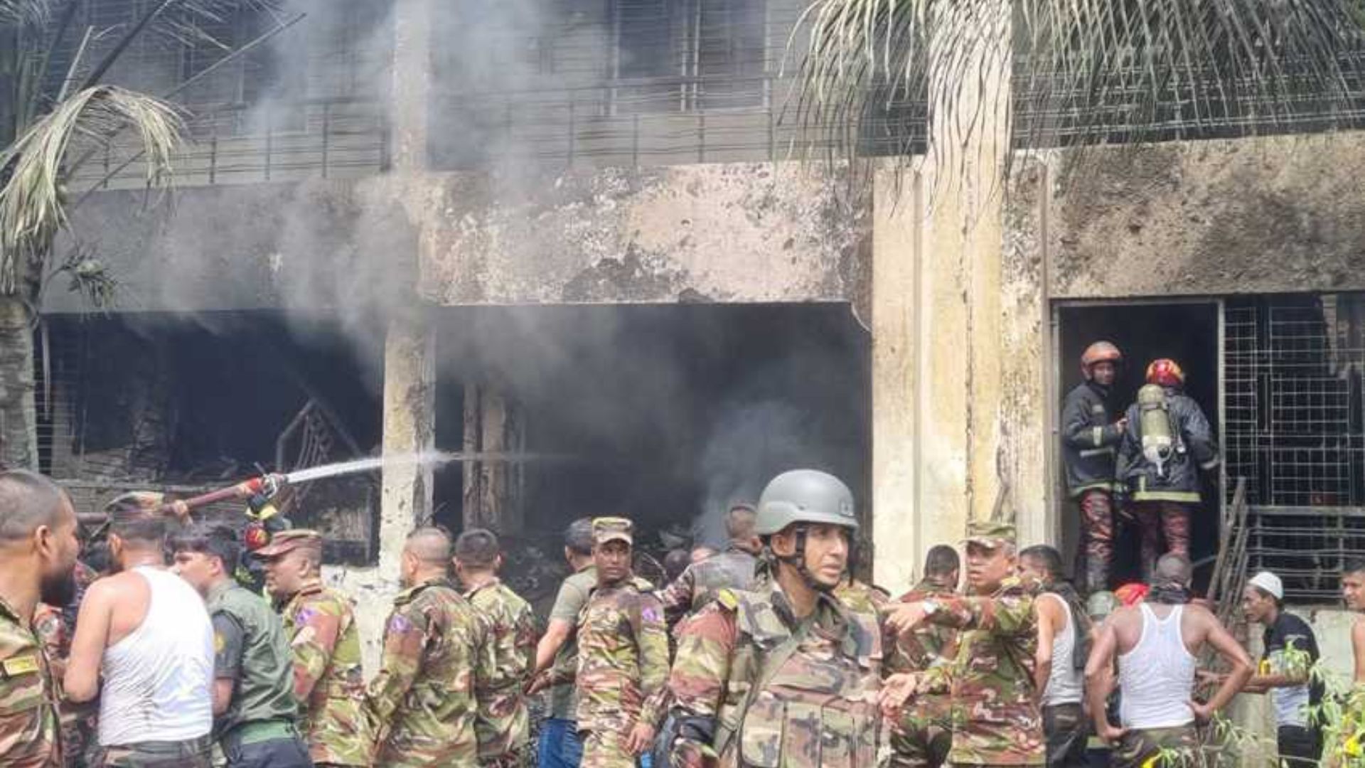 উত্তরায় বিমান দুর্ঘটনায়, নারী-শিশুসহ অন্তত ২৬ আহত উদ্ধার কাজ চলছে