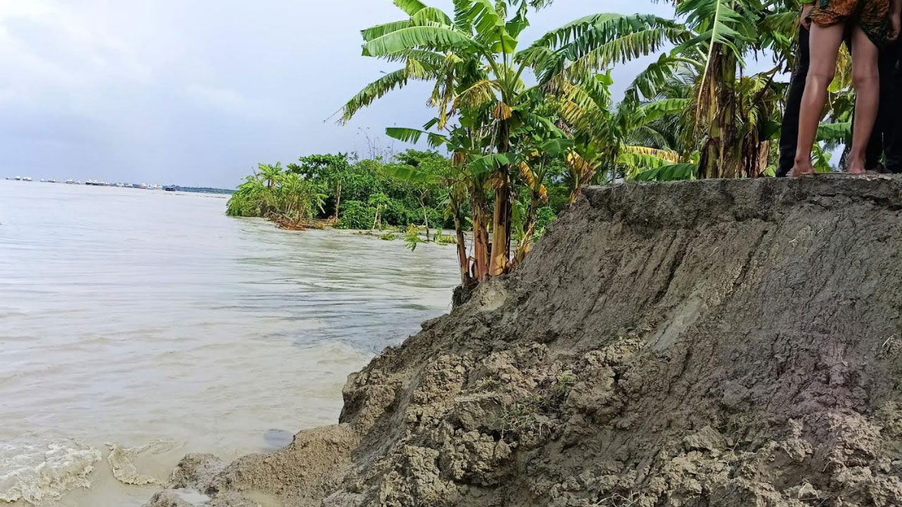 হাতিয়ায় জোয়ারের পানিতে বেড়িবাঁধ ভাঙন, প্লাবিত হাজারো মানুষ