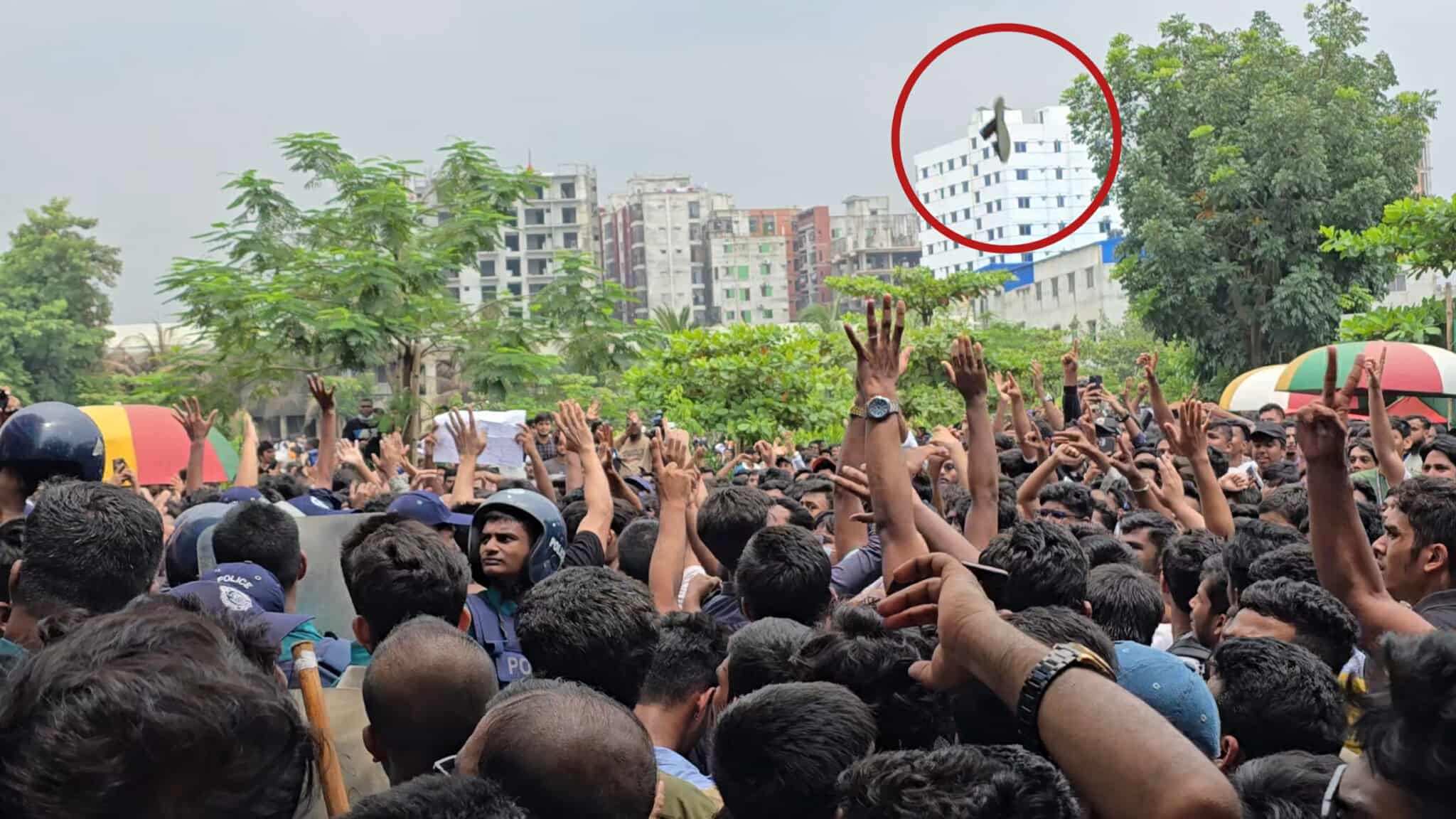 ৬ দফা দাবিতে আন্দোলনে উত্তাল মাইলস্টোন কলেজ