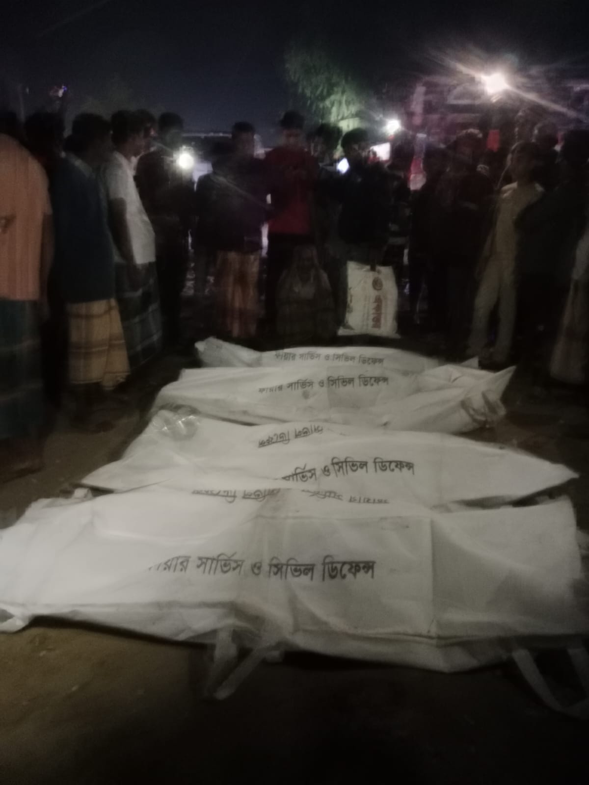 সীতাকুণ্ডে সড়ক দূর্ঘটনায় ৫ জনের মৃত্যু "আহত ২০ জনের অধিক