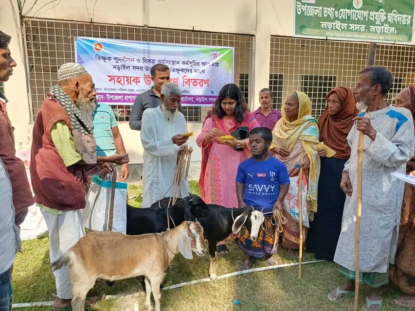 Sadar Upazila Administration distributes cash and other aids to beggars in Narail
