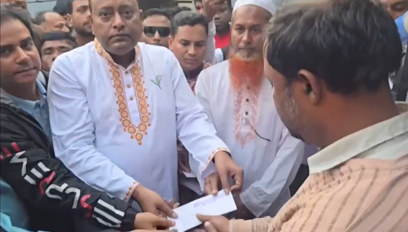 সাভারের অগ্নিকাণ্ডে ক্ষতিগ্রস্তদের পাশে বিএনপি নেতা