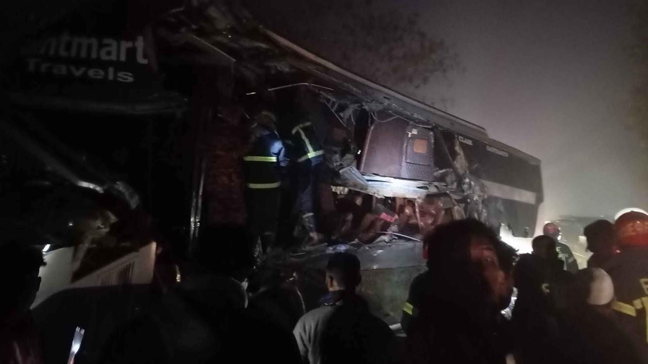 গভীর রাতে মর্মান্তিক দুর্ঘটনা—দাঁড়িয়ে থাকা ট্রাকে বাসের ধাক্কায় নৌবাহিনীর সদস্যসহ প্রাণ গেল ৩ জনের