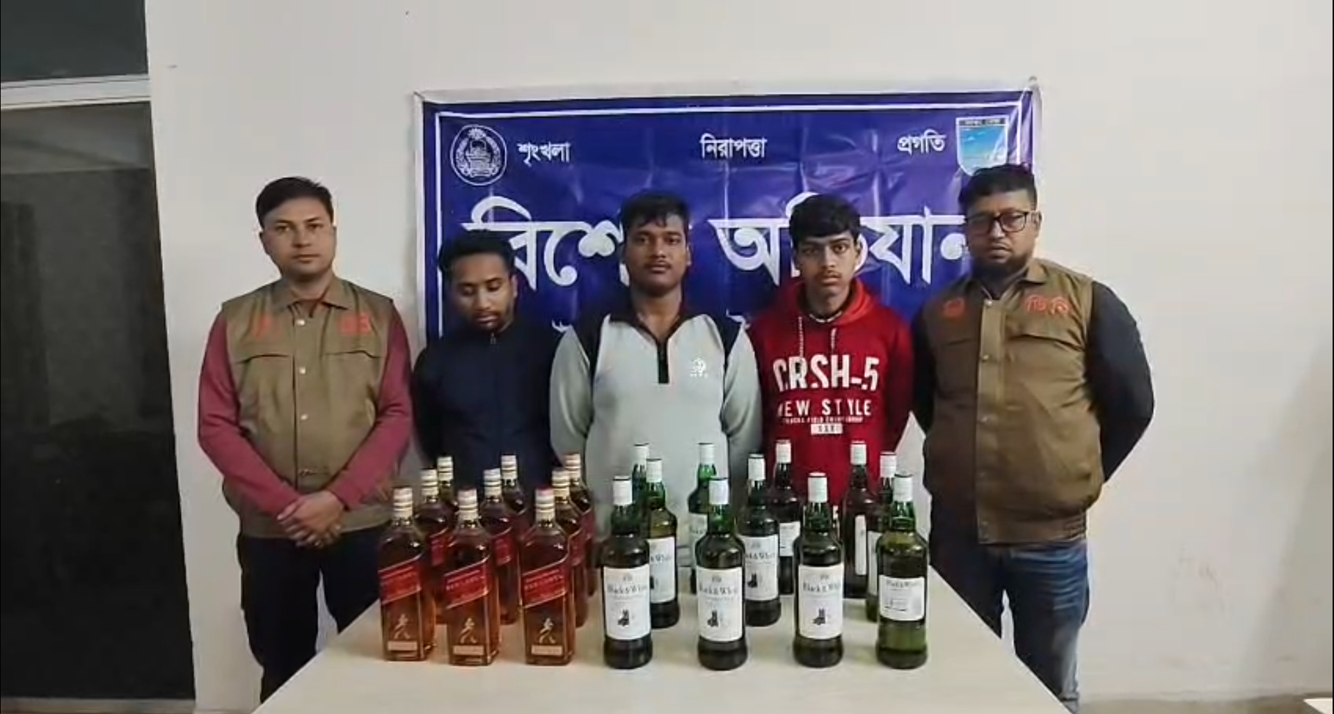 ভোরের অভিযানে আশুলিয়ায় বিদেশি মদসহ তিন পেশাদার মাদক কারবারি গ্রেপ্তার