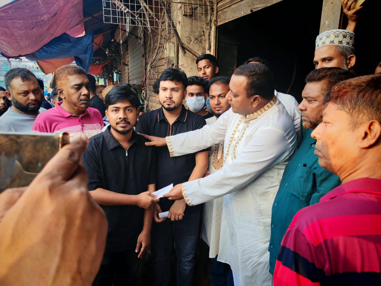 আগুনে ক্ষতিগ্রস্ত ব্যবসায়ীদের পাশে খোরশেদ আলম, দিলেন আর্থিক সহায়তা