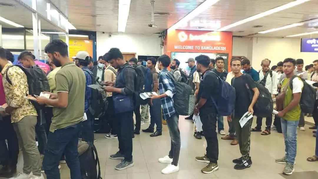 কম্বোডিয়ার সাইবার প্রতারণা চক্র থেকে উদ্ধার, চার দিনে দেশে ফিরলেন ২২১ বাংলাদেশি