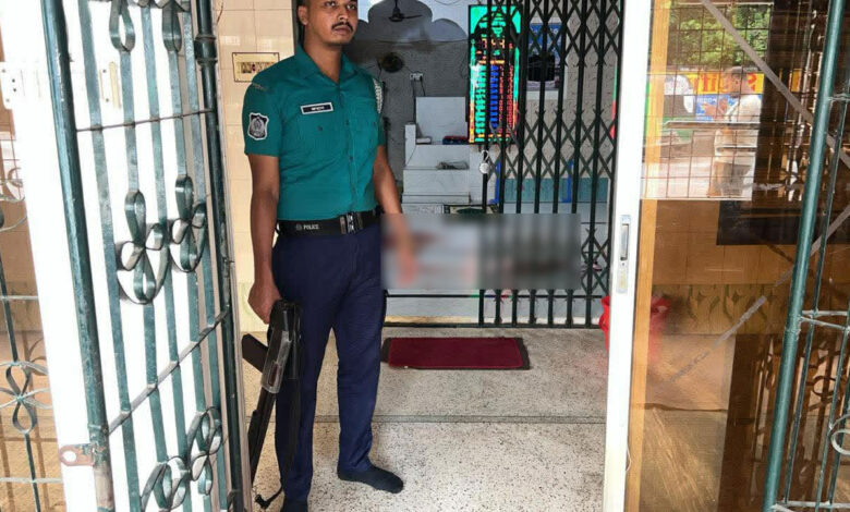 খুলনায় মসজিদে দুর্বৃত্তদের গুলি, আহত দুই মুসল্লি