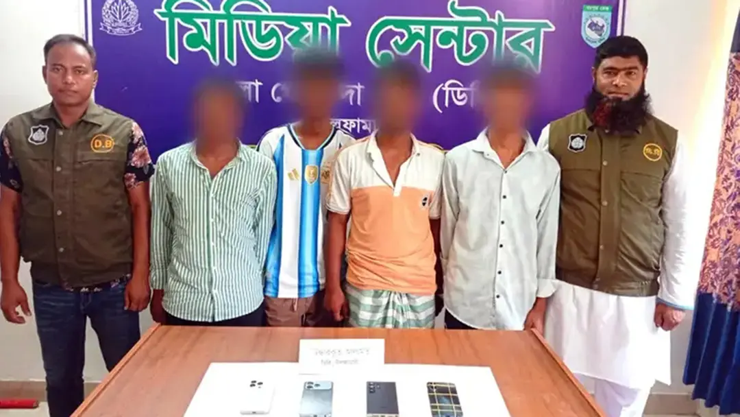 নীলফামারীতে ভিসা প্রতারণার অভিযোগে ৪ তরুণ গ্রেপ্তার
