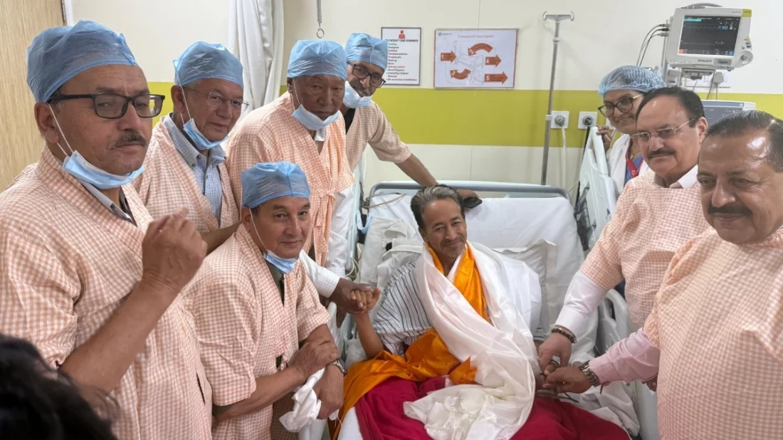 কেন্দ্রীয় সরকারের লিখিত আশ্বাসে ২৬ দিন পর অনশন ভাঙলেন সোনাম ওয়াংচুক
