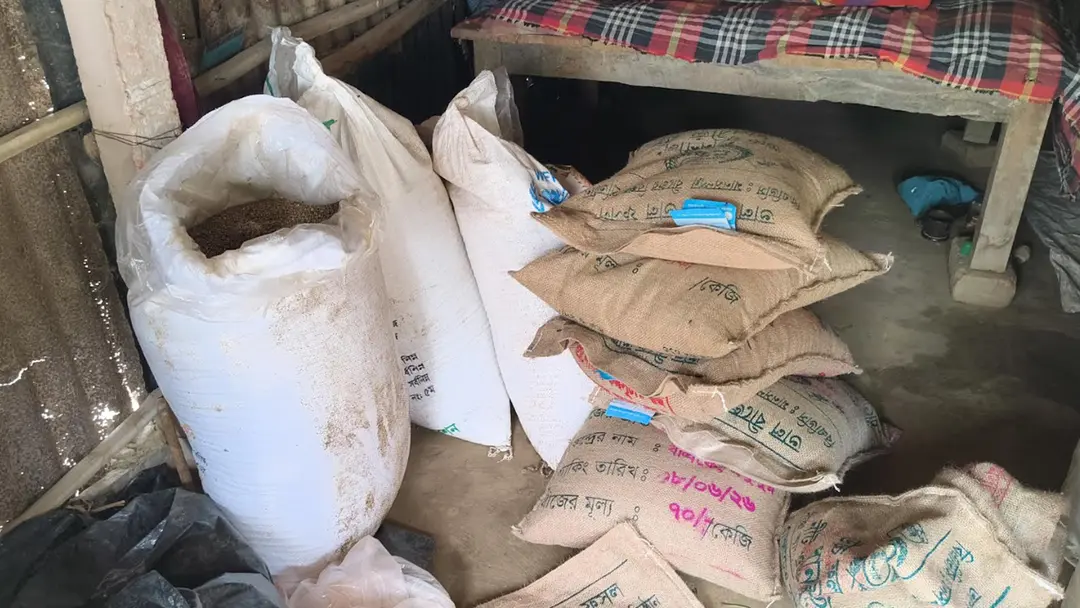 বিএনপি নেতার বাড়িতে সরকারি সার ও ধানবীজ, এলাকায় সমালোচনা