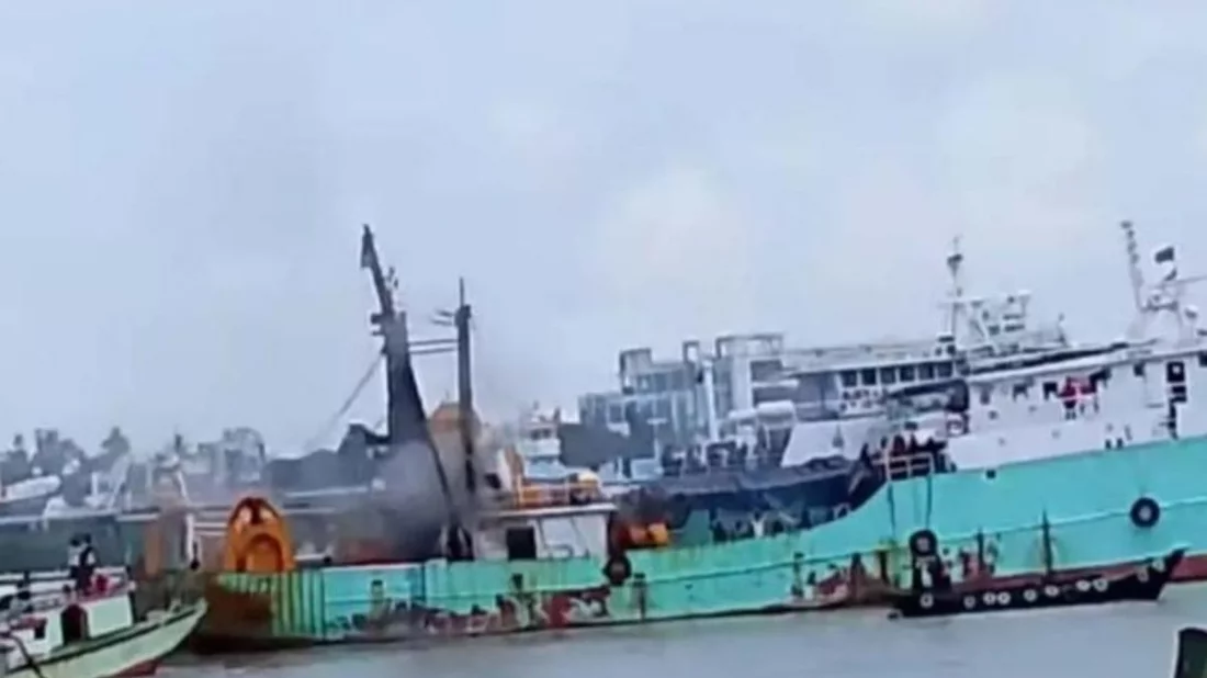 কর্ণফুলীতে ফিশিং ভেসেলে বিস্ফোরণ, ঢাকায় নেওয়ার পথে দুই নাবিকের মৃত্যু